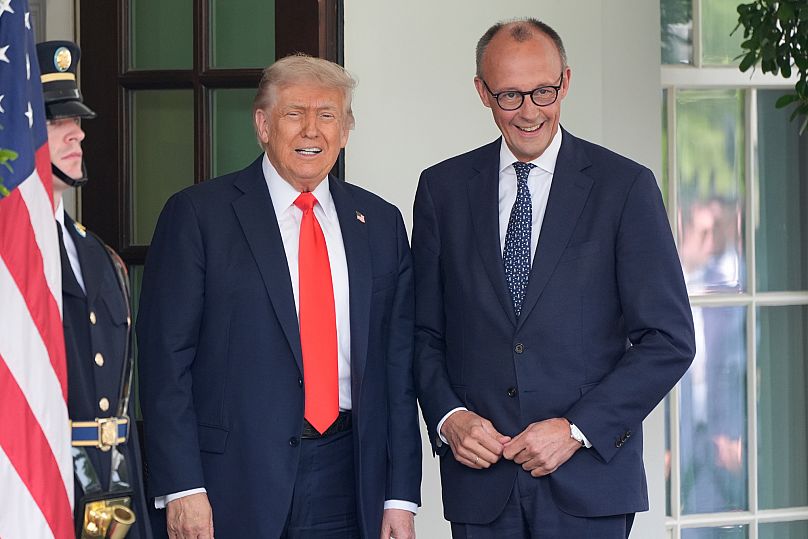 Le président américain Donald Trump salue le chancelier allemand Friedrich Merz à son arrivée à la Maison Blanche, le jeudi 5 juin 2025, à Washington