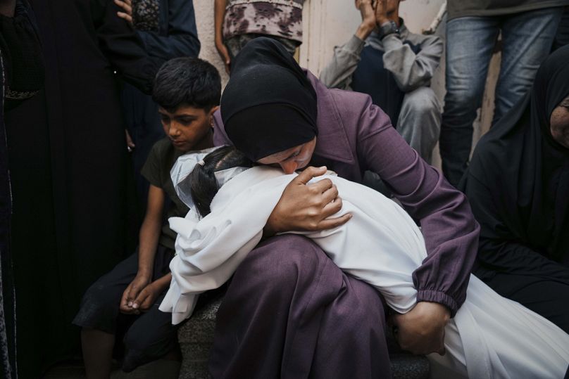 امرأة فلسطينية تحتضن جثمان ابنتها ميّار أبو عودة (8 أعوام) التي قُتلت في غارة للجيش الإسرائيلي على غزة، في مستشفى الشفاء بمدينة غزة، 4 حزيران/يونيو 2025.