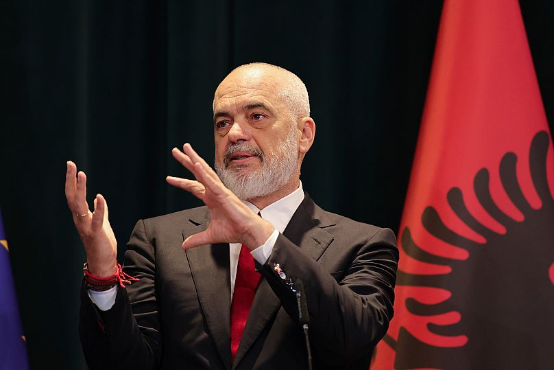 Le Premier ministre albanais Edi Rama s'exprime lors d'une conférence de presse avec Emmanuel Macron après une réunion bilatérale à Tirana, le samedi 17 mai 2025