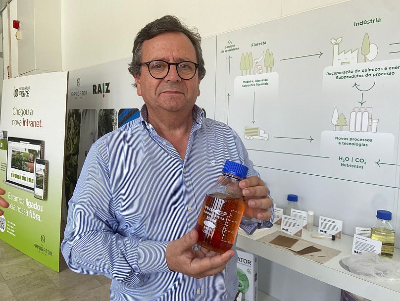 Carlos de Pascoal Neto muestra uno de los productos fabricados en RAIZ