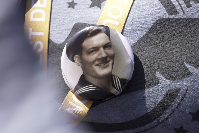 Una foto en blanco y negro que Kara Houser, nieta de un veterano de la Segunda Guerra Mundial, se pegó al pecho durante una visita el lunes 2 de junio de 2025.