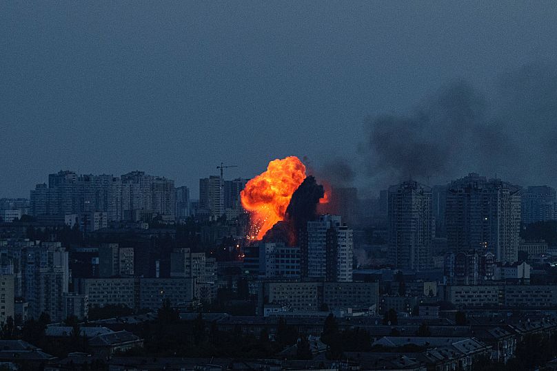 Una explosión tras un ataque aéreo ruso en Kiev, Ucrania, el viernes 6 de junio de 2025.
