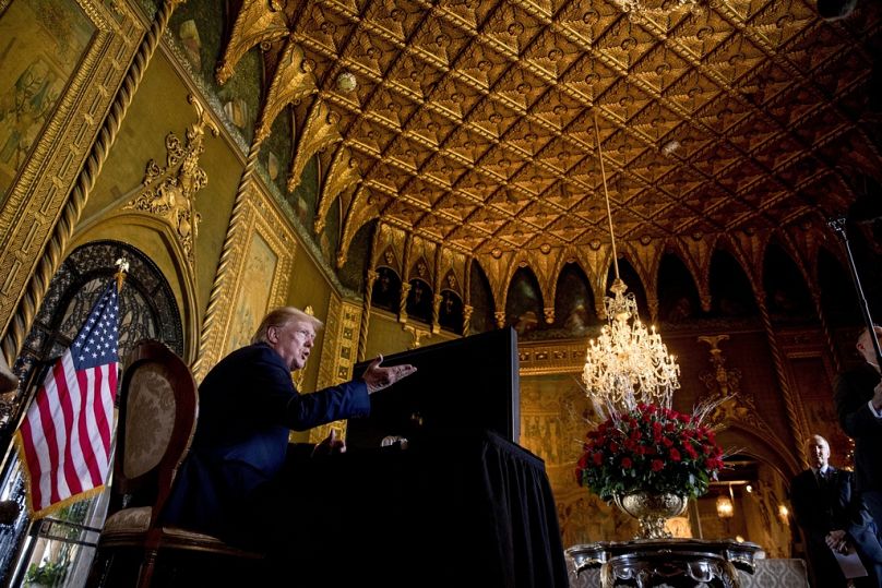 Archivo: El presidente Donald Trump se dirige a los medios de comunicación en su propiedad de Mar-a-Lago en Palm Beach, el 24 de diciembre de 2019.