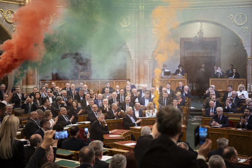 Füstpatronok ködében szavazta meg a Pride betiltását a magyar Parlament - 2025. március 18.