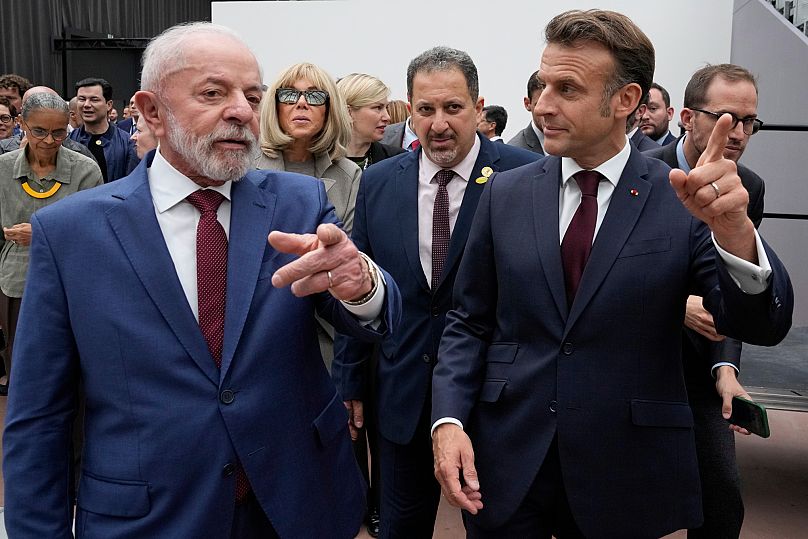Brezilya Cumhurbaşkanı Luiz Inacio Lula da Silva (solda) ve Fransa Cumhurbaşkanı Emmanuel Macron, Paris'te bir sergiyi ziyaret etti.