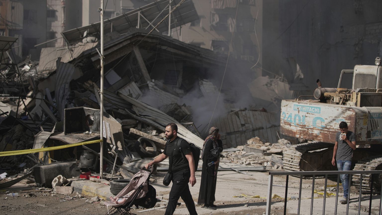 Varios ciudadanos en un lugar destruido por los ataques del Ejército israelí en el suburbio de Dahiyeh de Beirut, Líbano, el viernes 6 de junio de 2025.