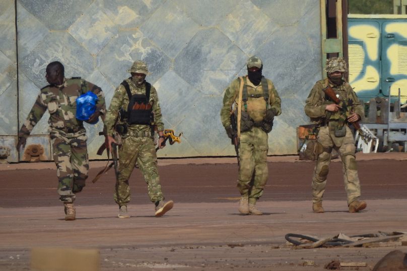 Udostępnione przez armię francuską zdjęcie przedstawia trzech rosyjskich najemników z Grupy Wagneraw północnym Mali.