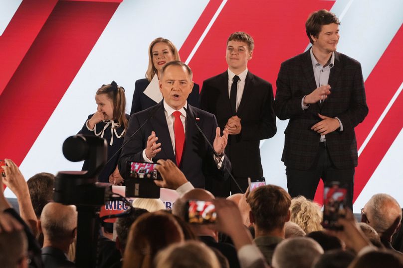 Karol Nawrocki z rodziną podczas wieczoru wyborczego, wtedy w exit pollach prowadził Rafał Trzaskowski