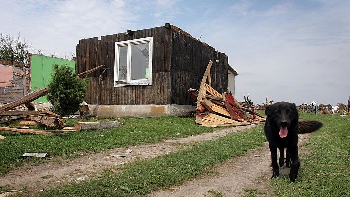 Polonya'nın güneyinde şiddetli fırtınaların ardından yaklaşık 30 bin kişi elektriksiz kaldı