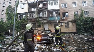 آتش نشانان در صحنه یک ساختمان آپارتمانی مورد حمله هوایی روسیه در خارکیف، اوکراین، 07.06.2025