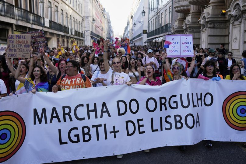 Des personnes crient des slogans et portent une banderole « Lisboa Pride March » dans le centre de Lisbonne, le samedi 7 juin 2025. 