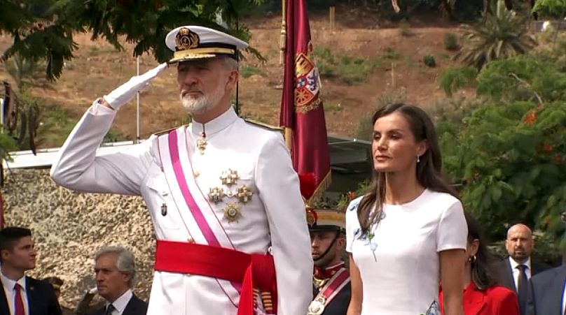 Los Reyes presiden el desfile militar.