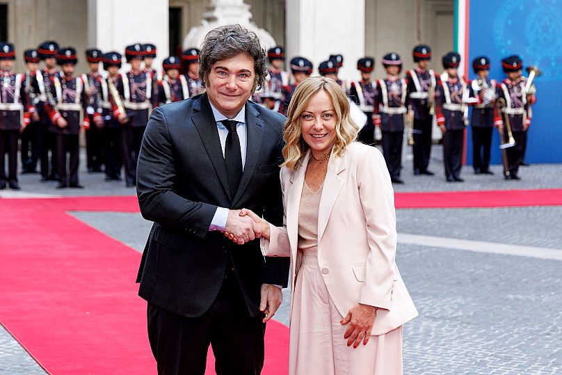 La primera ministra de Italia, Giorgia Meloni, estrecha la mano del presidente de Argentina, Javier Milei, en Roma, Italia, el viernes 6 de junio de 2025.