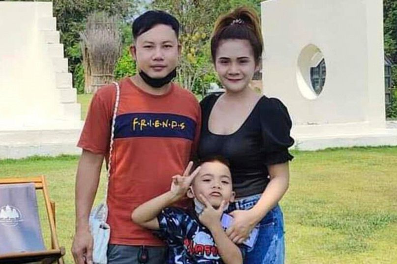 Esta fotografia sem data, fornecida pelo Fórum das Famílias dos Reféns, mostra Nattapong Pinta com a sua família