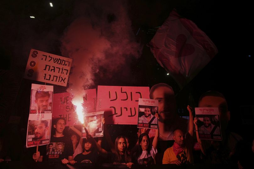 محتجون يطالبون بإنهاء الحرب والإفراج الفوري عن الرهائن، خلال تظاهرة ضد حكومة نتنياهو في تل أبيب، السبت 7 حزيران/يونيو 2025.