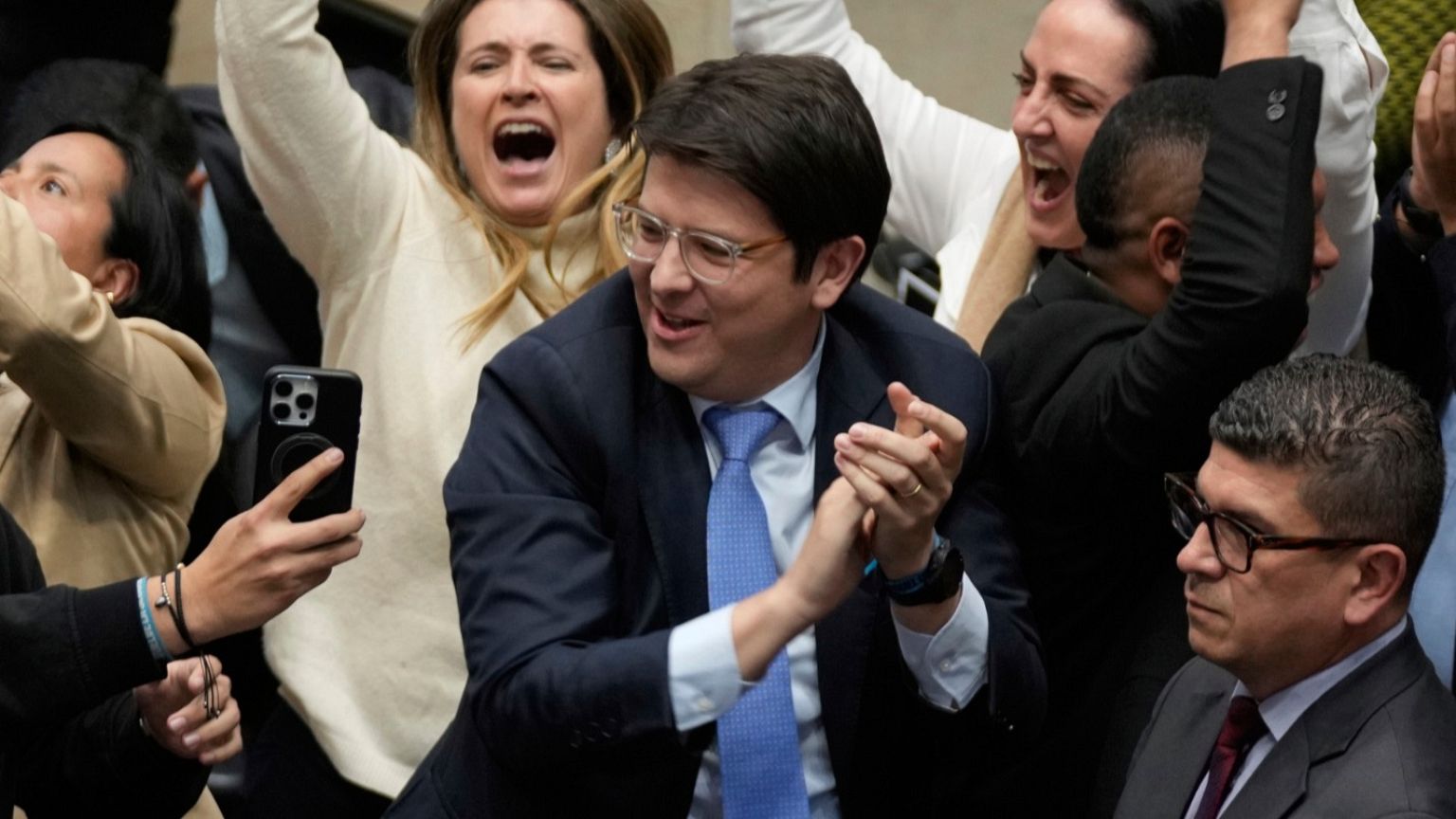 Turbay, candidato presidencial por el partido de derecha Centro Democrático, celebra después de votar en contra de un referéndum de reforma laboral en Bogotá, el 14 de mayo.