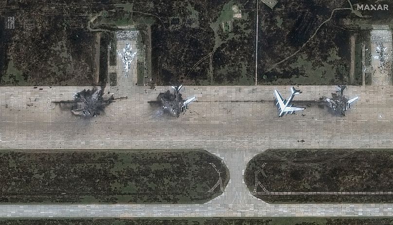 Поврежденные самолеты на авиабазе "Белая" в Иркутской области после удара украинских беспилотников