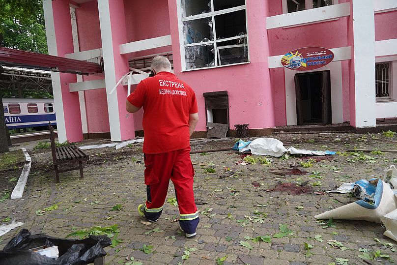 Фельдшер на месте российского удара, в результате которого пострадала детская железная дорога в городском парке в Харькове, 7 июня 2025 года