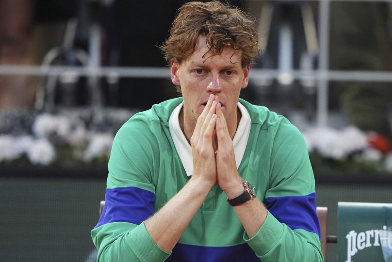 Jannik Sinner, secondo classificato, dopo la combattuta finale dell'Open di Francia contro lo spagnolo Carlos Alcaraz allo stadio Roland-Garros di Parigi
