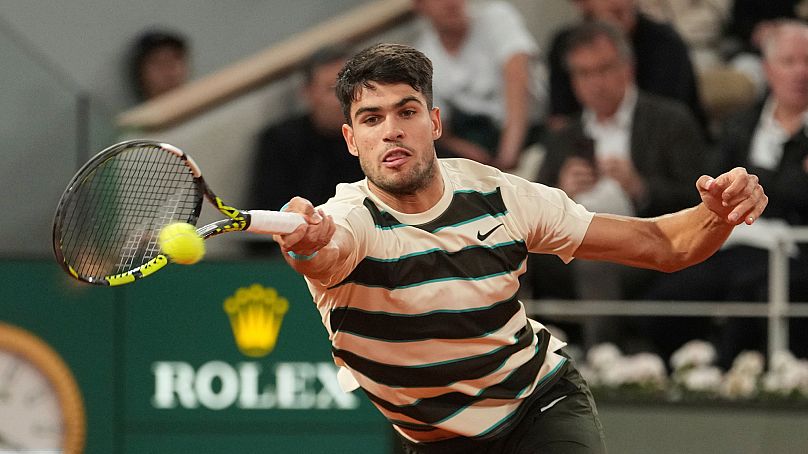 El español Carlos Alcaraz durante el partido de semifinales del Abierto de Francia de tenis en el estadio Roland-Garros de París, el viernes 6 de junio de 2025. 