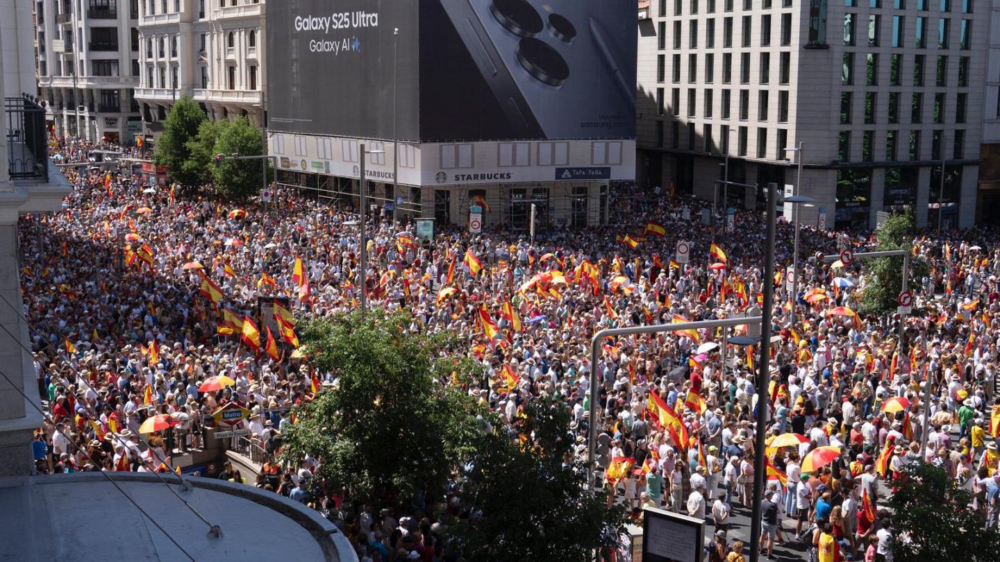 Multitudinaria manifestación contra el Gobierno español: Feijóo pide a  Sánchez convocar elecciones | Euronews