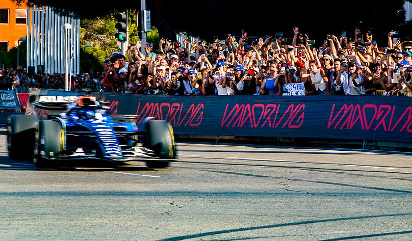 Sainz pasa con su monoplaza por parte del trazado.