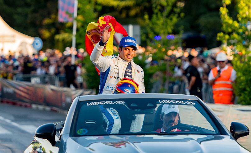 Sainz en la vuelta final saludando a los fans.