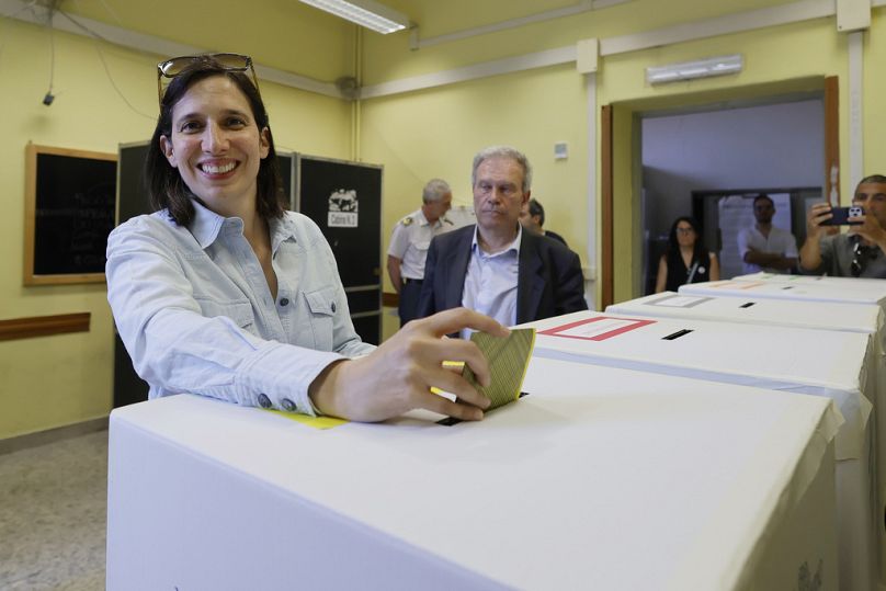 La dirigeante du Parti démocrate de centre-gauche italien, Elly Schlein, vote lors des référendums sur la citoyenneté et la protection de l'emploi, à Rome. 
