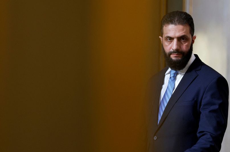 الرئيس السوري الإنتقالي أحمد الشرع يستمع خلال مؤتمر صحفي مشترك مع الرئيس الفرنسي إيمانويل ماكرون في باريس، الأربعاء 7 مايو 2025. 