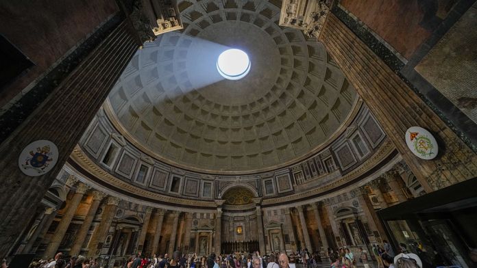 Roma: pioggia di rose al Pantheon per la Pentecoste