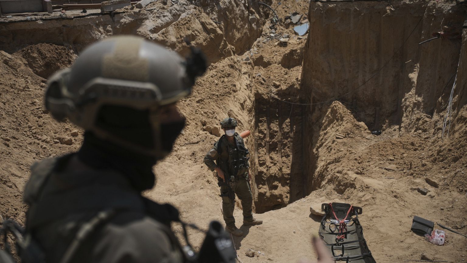 Soldados israelíes junto a la entrada de un túnel bajo el Hospital Europeo de Jan Yunis, en el sur de Gaza.