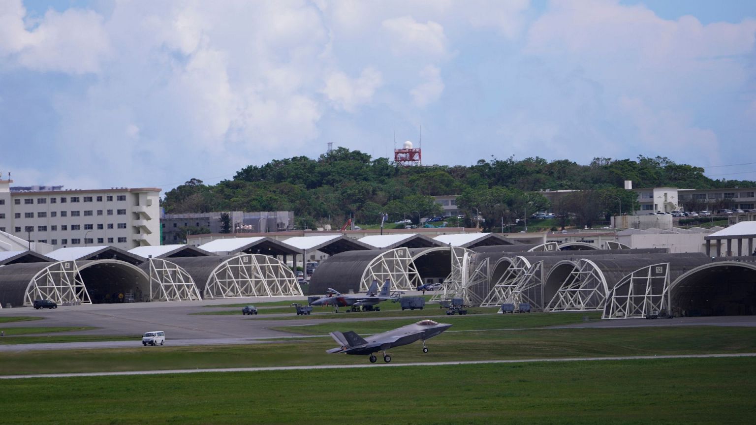 Egy amerikai F-35 Lightning II vadászrepülőgép száll fel a Kadena légibázis repülőteréről Kadena városában, Okinawától nyugatra, Japánban, 2023. augusztus 24-én.