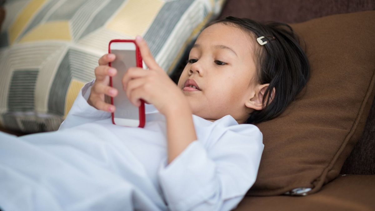 Kids with behavioural issues linked to screen time are turning to devices to cope in ‘vicious cycle’