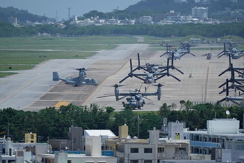 Un avion de transport américain MV-22B Osprey, à gauche, après son retour à la base aérienne du corps des Marines Futenma à Ginowan, à Okinawa, au Japon, en septembre 2023