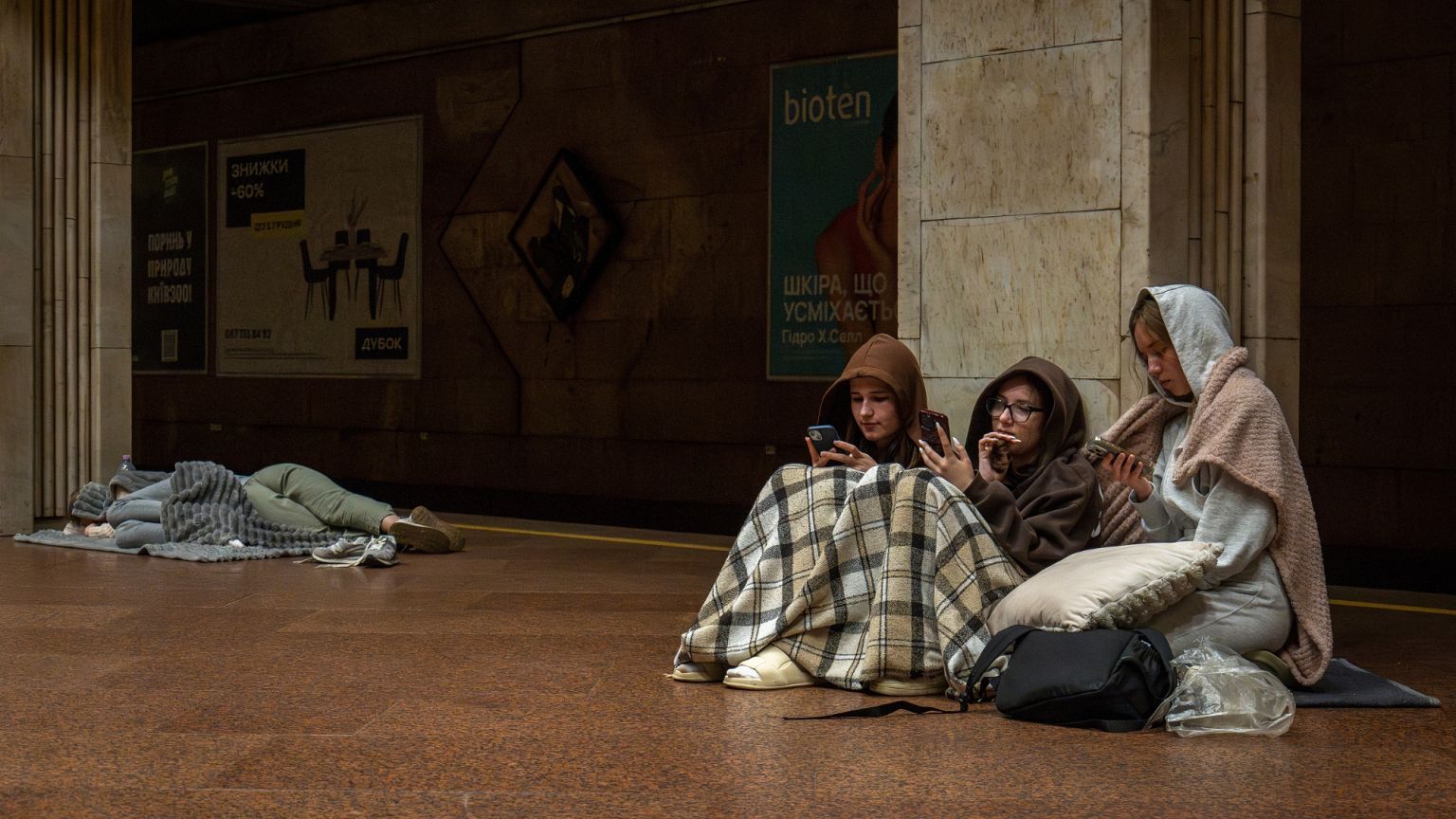 Gente permanece en una estación de metro utilizada como refugio antiaéreo durante un ataque de drones rusos en Kiev, Ucrania, a primera hora del viernes 6 de junio de 2025.