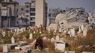 فلسطینیان در روز اول عید قربان، جمعه ۶ ژوئن ۲۰۲۵، به زیارت قبور بستگان خود در قبرستان شیخ رضوان در شهر غزه می‌روند