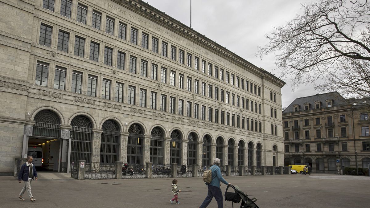 Los combustibles de deflación suizos hablan de tasas de interés negativas: ¿está astuto SNB?