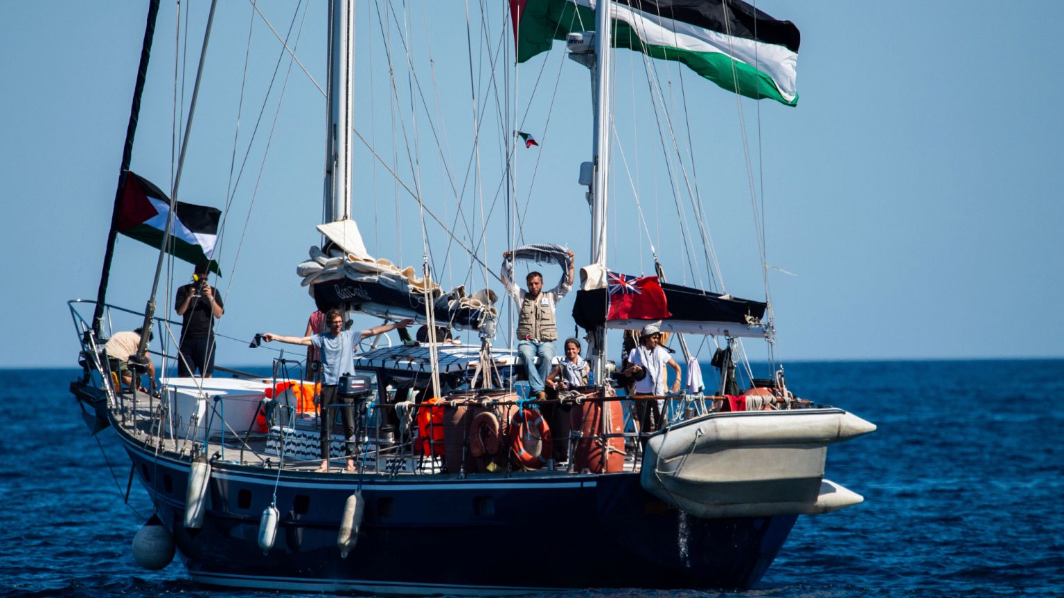 Activistas de la Flotilla de la Libertad suben a bordo del barco Madleen antes de partir hacia Gaza desde el puerto siciliano de Catania, Italia, el domingo 1 de junio.