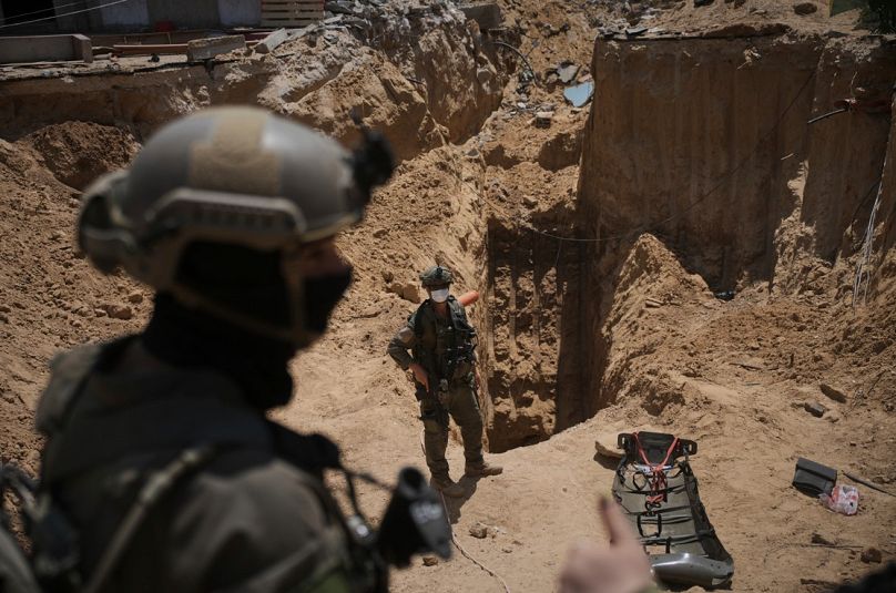 جنود إسرائيليون يقفون بجوار مدخل نفق تحت المستشفى الأوروبي في خان يونس جنوب غزة،يوم الأحد 8 يونيو 2025. 