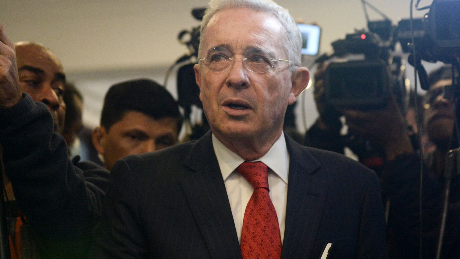 Archivo: El expresidente colombiano Álvaro Uribe llega a una conferencia de prensa en la sede del partido Centro Democrático, en Bogotá, Colombia, el 29 de junio de 2022.
