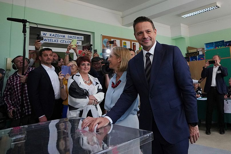 Rafal Trzaskowski liberális jelölt leadja a vokság az elnökválasztáson
