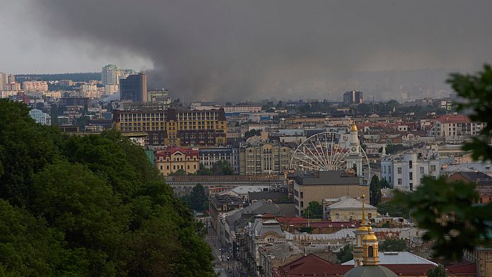 La Russia attacca con missili e droni le aree residenziali di Kiev e la maternità di Odessa