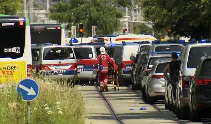 Na tym obrazie wykonanym z wideo dostarczonego przez Servus TV, policja na miejscu strzelaniny w szkole w Grazu w Austrii, wtorek, 10 czerwca 2025 r.