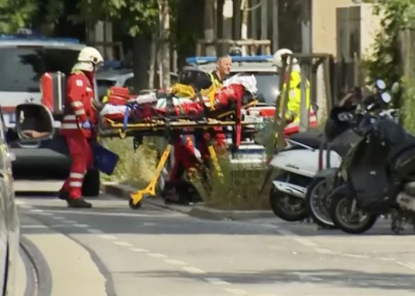 Na tym obrazie wykonanym z wideo dostarczonego przez Servus TV, policja na miejscu strzelaniny w szkole w Grazu w Austrii, wtorek, 10 czerwca 2025 r.