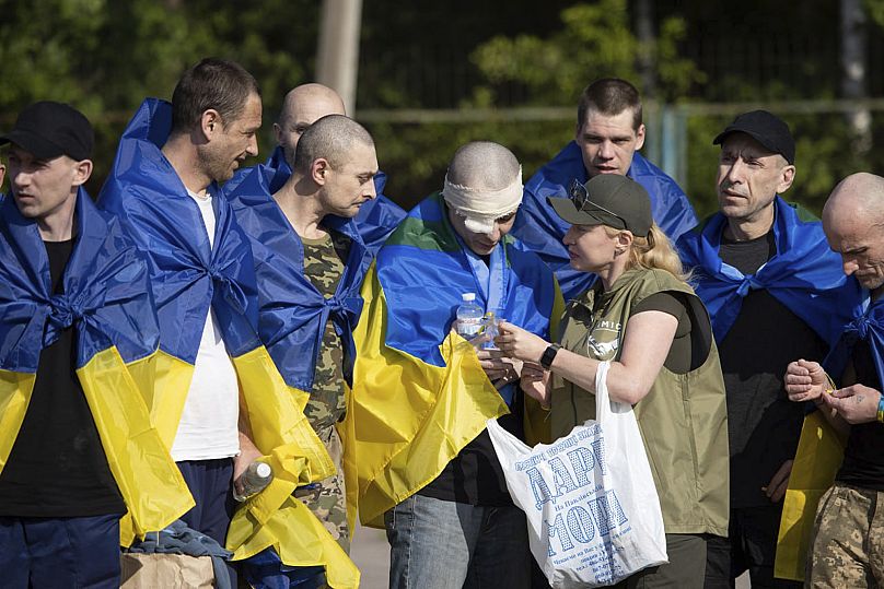 Soldados ucranianos reaccionan tras regresar del cautiverio durante un intercambio de prisioneros entre Rusia y Ucrania en la región de Chernyhiv, el 10 de junio de 2025.