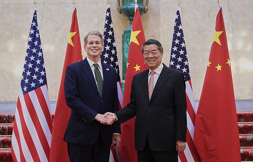 Il vicepremier cinese He Lifeng, a destra, stringe la mano al segretario al Tesoro statunitense Scott Bessent prima del loro incontro per discutere del commercio tra Cina e St