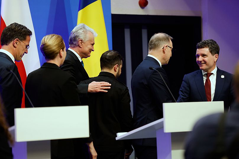 O presidente da Roménia, Nicușor Dan, à direita, após uma conferência de imprensa durante a Cimeira de Vílnius no Palácio dos Grão-Duques da Lituânia, 2 de junho de 2025