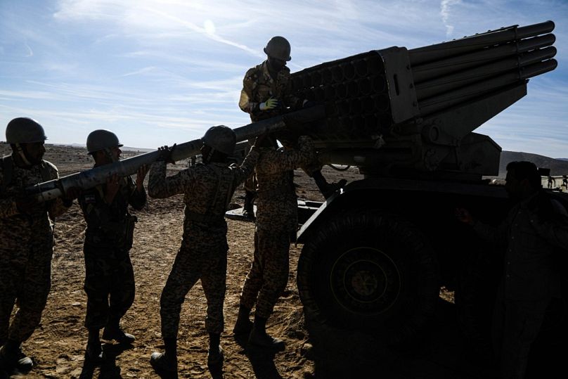 في هذه الصورة التي نشرها الجيش الإيراني يوم السبت 28 أكتوبر/تشرين الأول 2023، يظهر أفراد من القوات البرية أثناء حضورهم مناورة في وسط إيران.  