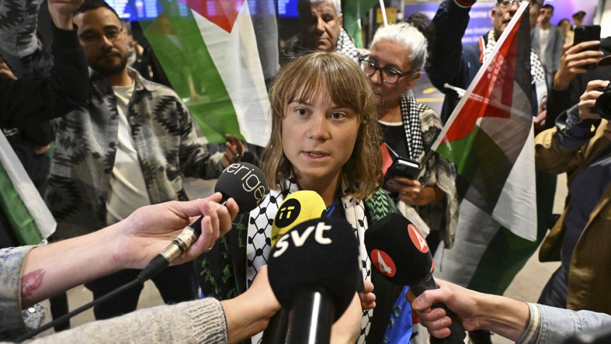 طبيب فرنسي كان على متن سفينة مادلين: السلطات الإسرائيلية عاملتنا بطريقة سيئة لا سيما غريتا ثونبرغ