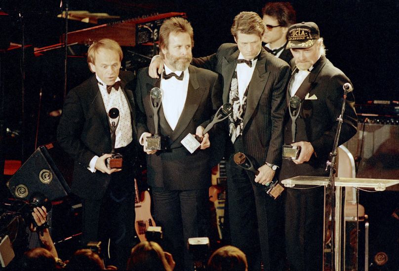  Os Beach Boys, a partir da esquerda, Al Jardine, Carl Wilson, Brian Wilson e Mike Love, seguram os seus troféus depois de serem introduzidos no Hall da Fama do Rock ‘n’ Roll